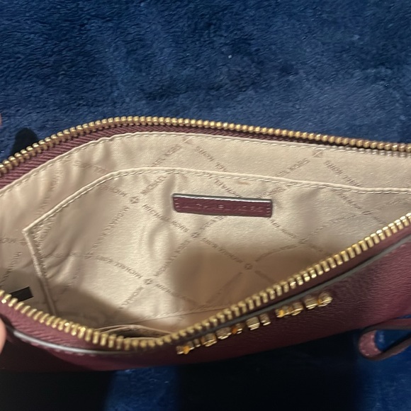 - Authentic Michael Kors wristlet - Picture 5 of 5